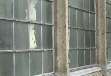 Glas-in-loodramen van Grote Kerk in Dordt aan vervanging toe