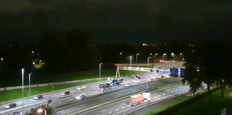 Vrachtwagen in z’n achteruit op drukke A16
