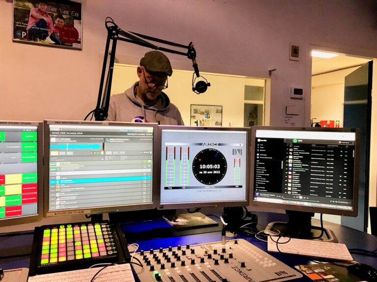 Studio De Witt live vanuit studio aan de Schoorweg
