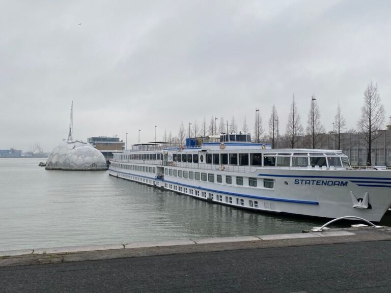 Crisisnoodopvang voor vluchtelingen op boot aan Industrieweg