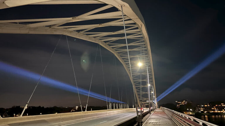 Lichtspektakel zet bruggen en drierivierenpunt Drechtsteden in de spotlights