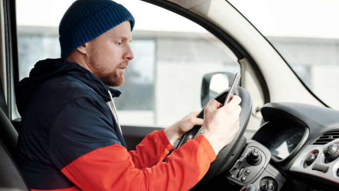 telefoon in auto Rechtenvrije-afbeelding