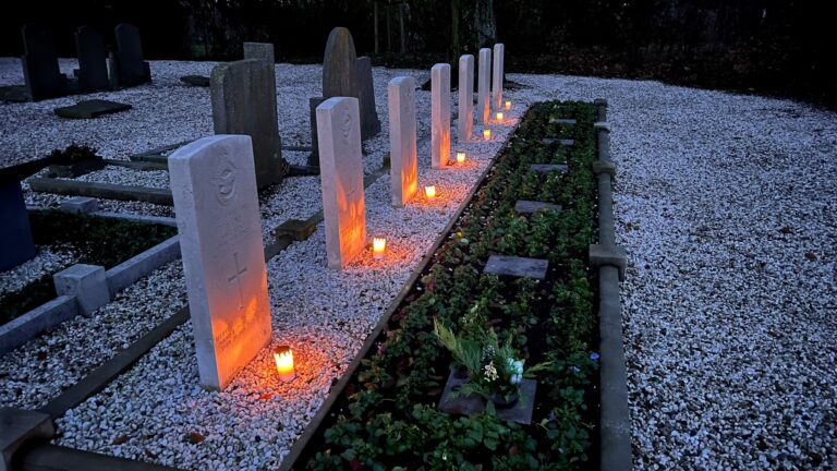 Lichtjes op de oorlogsgraven op Kerstavond