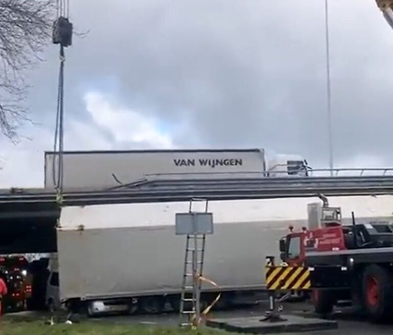 Vrachtwagen plet bestelbus op A15