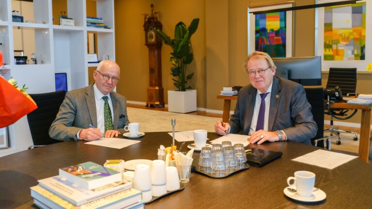 Jan Heijkoop beëdigd als waarnemend burgemeester Alblasserdam