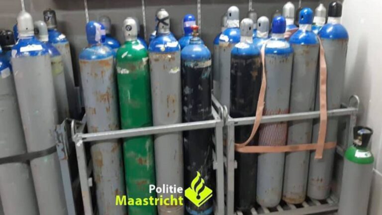 Tientallen 2kg tanks lachgas gedumpt in Alblasserdam