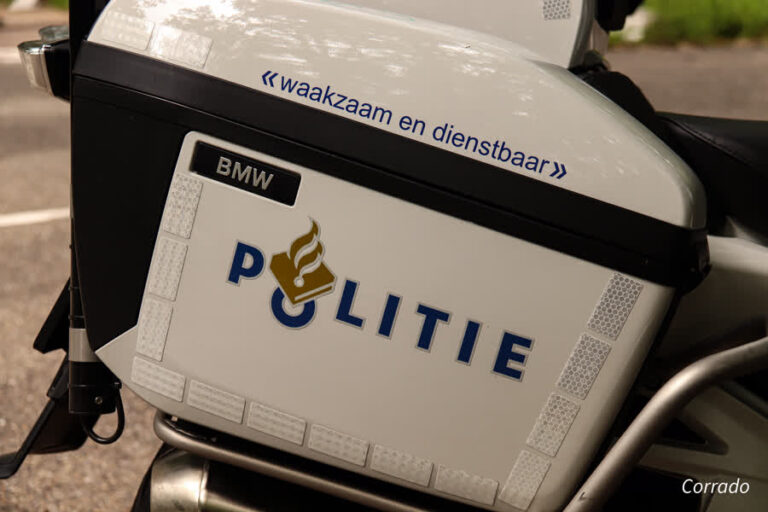 Man steekt lopend A16 over