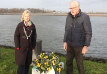 Burgemeester legt een krans voor slachtoffers Watersnoodramp ’53