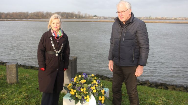 Burgemeester legt een krans voor slachtoffers Watersnoodramp ’53