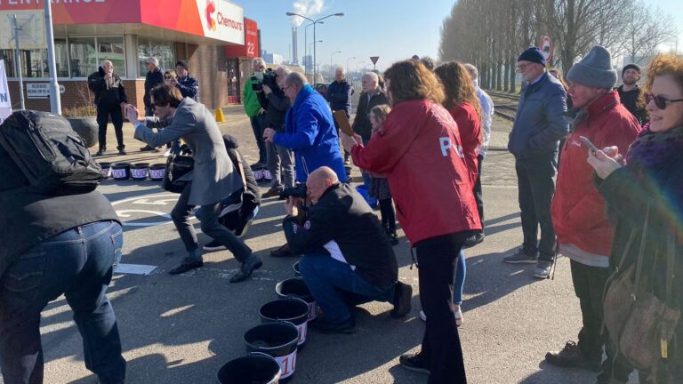 Actiegroep stort voor de 150ste keer vervuilde grond bij Chemours