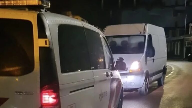 Politie rijdt busje van inbrekers klem