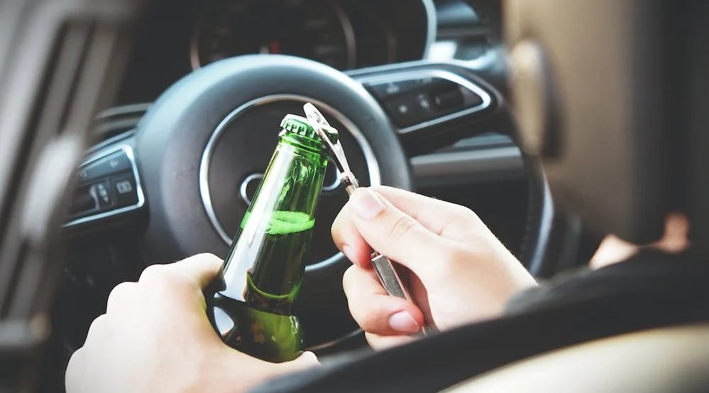 Bestuurder rijdt tuin in, in de auto vindt de politie bier en wijn