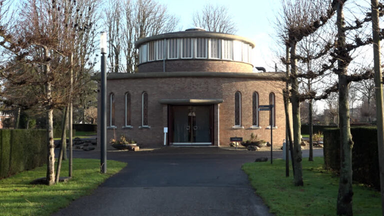 Dieven stelen twee koperen deuren uit grafkelder in Dordrecht