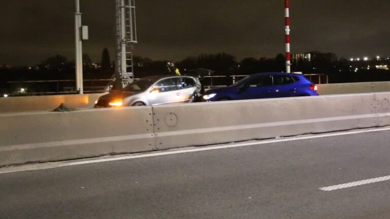 Aanrijding na pechgeval op N3: been van man klem tussen vangrail en auto