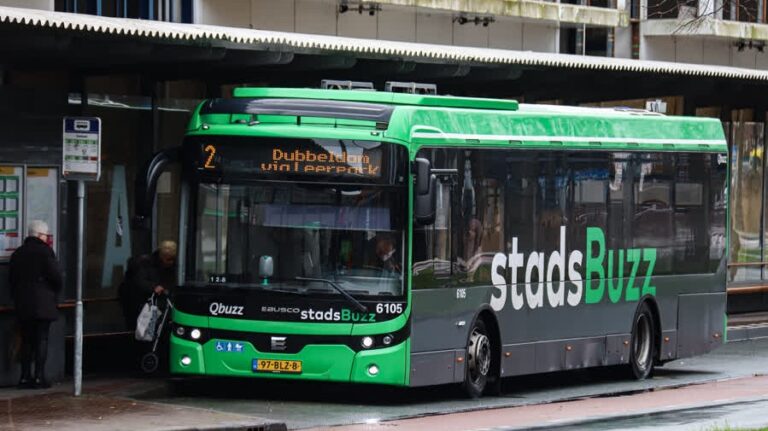 Stadsbus en auto klappen op elkaar