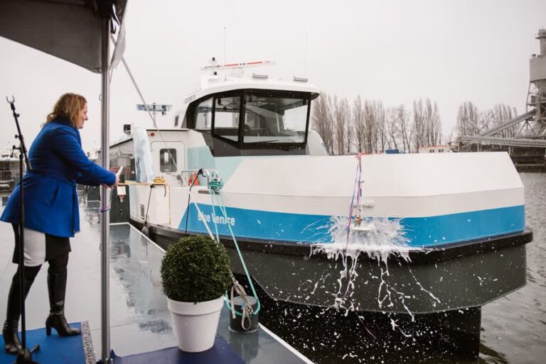 Deze elektrische waterbus vaart vanaf april tussen Papendrecht Dordrecht en Zwijndrecht