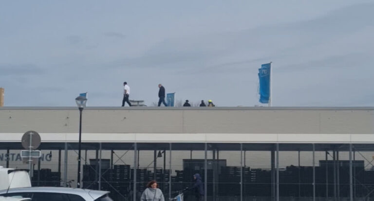 Brand op dak Winkelcentrum Walburg in Zwijndrecht
