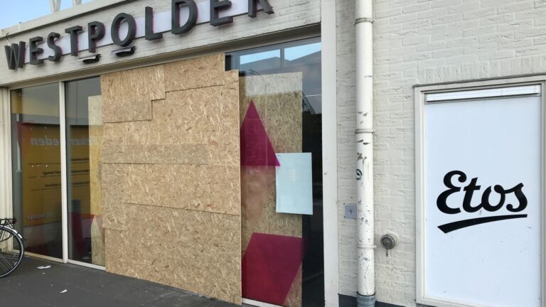 Inbraak bij winkelcentrum Westpolder; veel schade