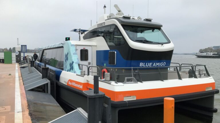 Hybride waterbus vaart vanaf vandaag