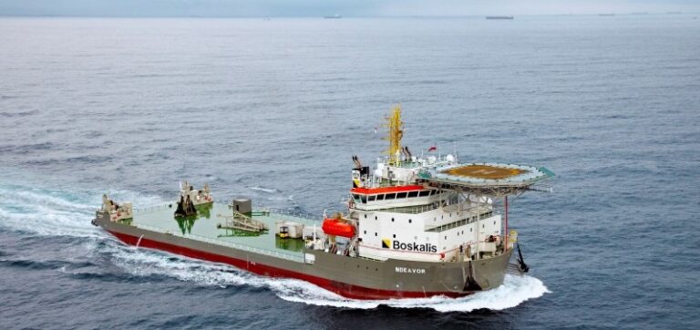 Boskalis gaat olie uit schip pompen om milieuramp te voorkomen