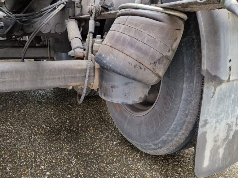 Inspecteurs halen gammele vrachtwagen met gifstoffen van de A16