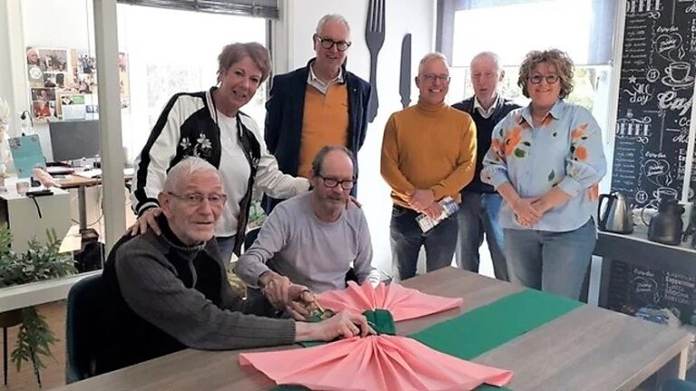 Lionsclub schenkt tafel en stoelen aan De Waalburcht
