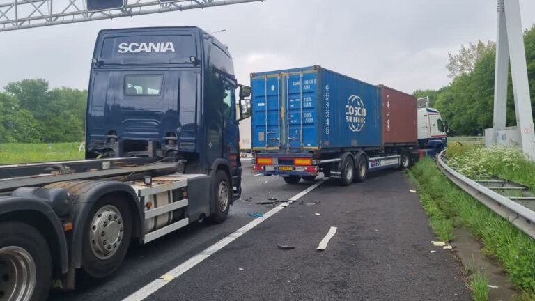 Vrachtwagens botsen op A16