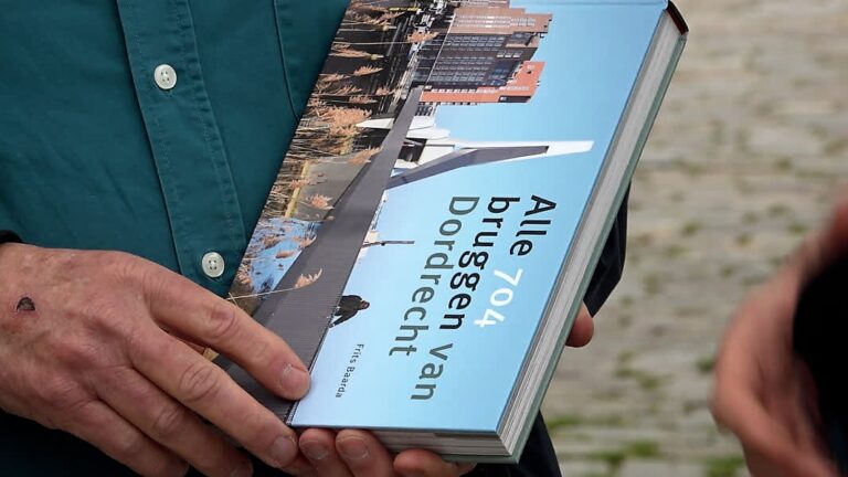 Dordtenaar Frits Baarda brengt zijn Ode aan de Dordtse Brug