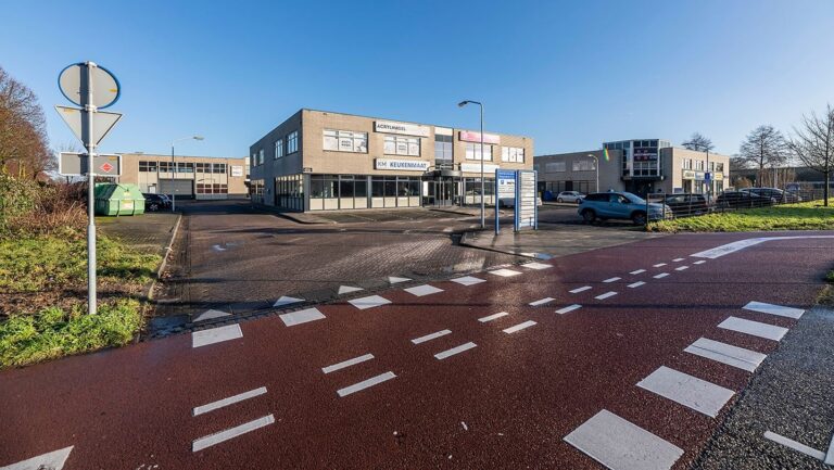 Scooter en auto botsen bij Kattestaart