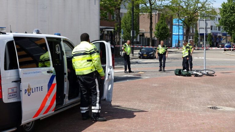 Fietsster gewond na aanrijding met vrachtwagen