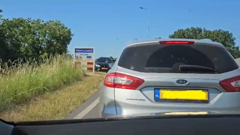 Busje klapt op auto op N3; auto in brand