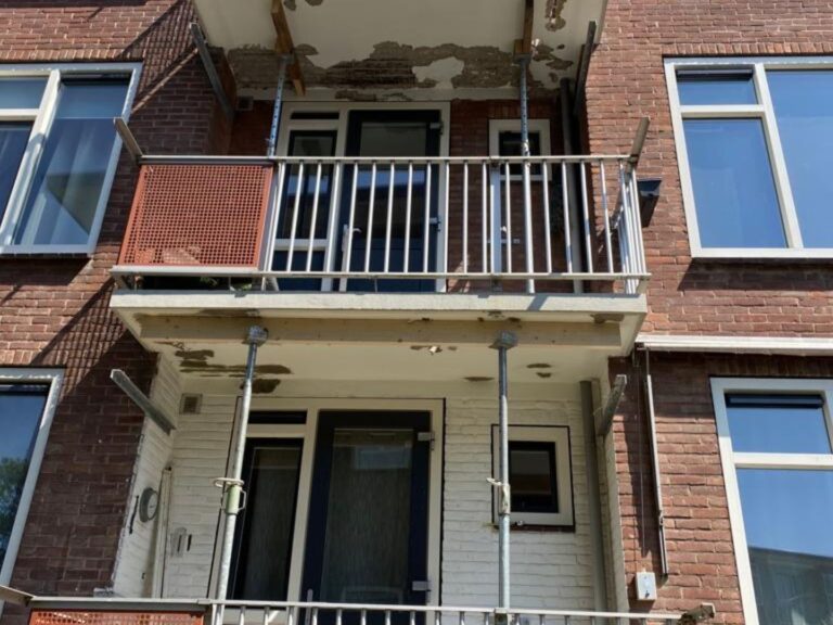 Bewoners ruim 200 portiekwoningen mogen ‘onveilig’ balkon niet meer op