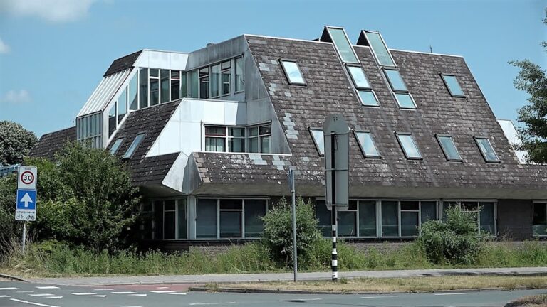 Bewoners stellen vragen over noodopvang vluchtelingen in voormalig politiebureau
