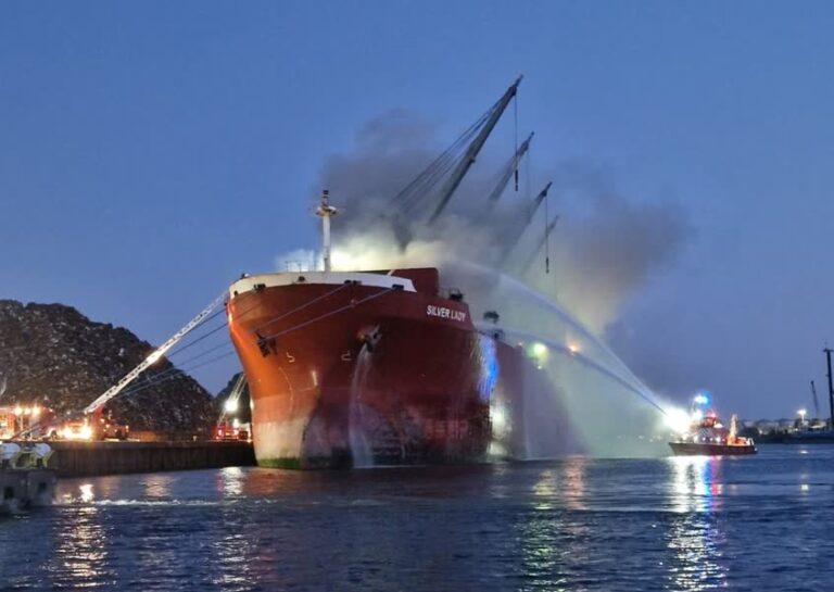 Grote scheepsbrand geblust