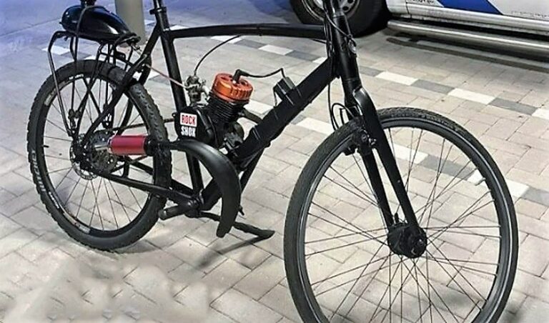 Politie achtervolgt fiets met verbrandingsmotor
