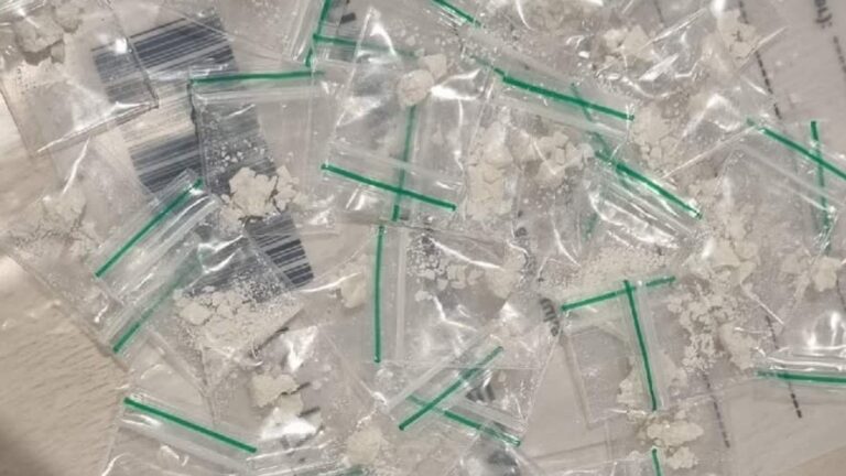 Politie vindt zakjes met ‘vermoedelijk’ drugs