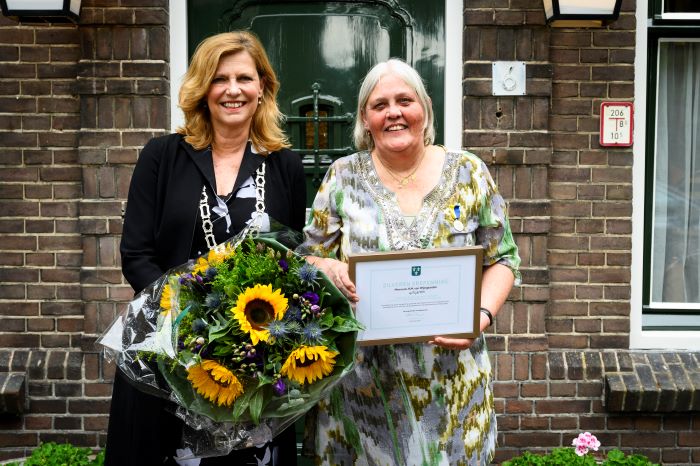 Zilveren erepenning voor Margré van Wijngaarden,  voorzitter Stichting Dorpsbehoud Papendrecht  