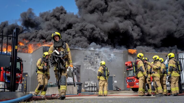 Grote brand bij Bon Bon Partyservice; pand is verwoest