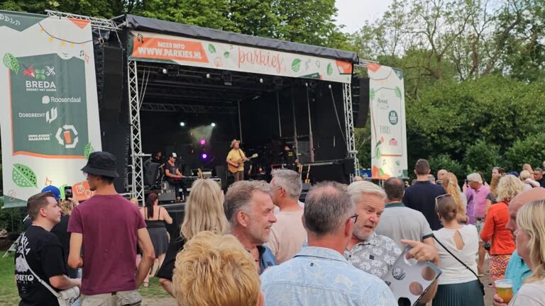 Gezellige drukte in Wantijpark tijdens Brand Parkies
