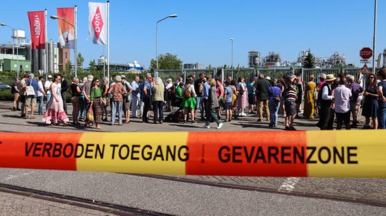 Actiegroep stort voor de 200e keer vervuilde grond voor de deur van Chemours