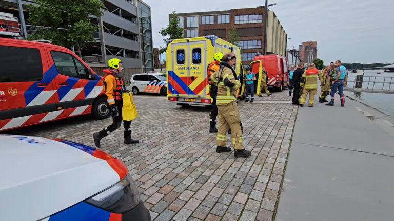 Hulpdiensten zoeken naar persoon te water
