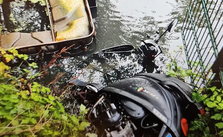 Dief dumpt bromfiets in sloot