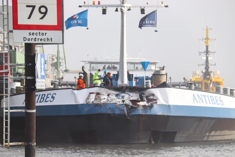 Flinke schade bij aanvaring tussen twee schepen