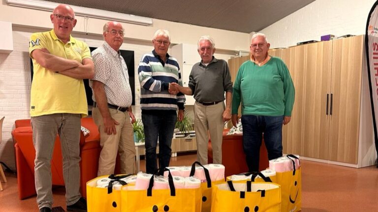 Wielercomité schenkt gevulde boodschappentassen aan Odensehuis