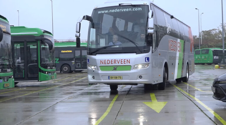 Qbuzz zoekt buschauffeurs: ‘Het is een kick om zo’n groot voertuig te besturen’