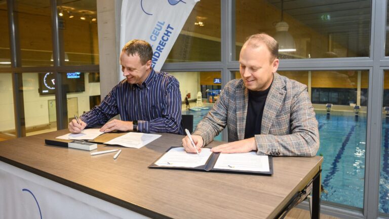 De Geul en Gemeente ondertekenen overeenkomst voor aangepast zwemmen