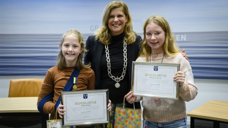 Sheraja van der Ven (14) en Caitlyn Montijn (10) krijgen jeugdlintje