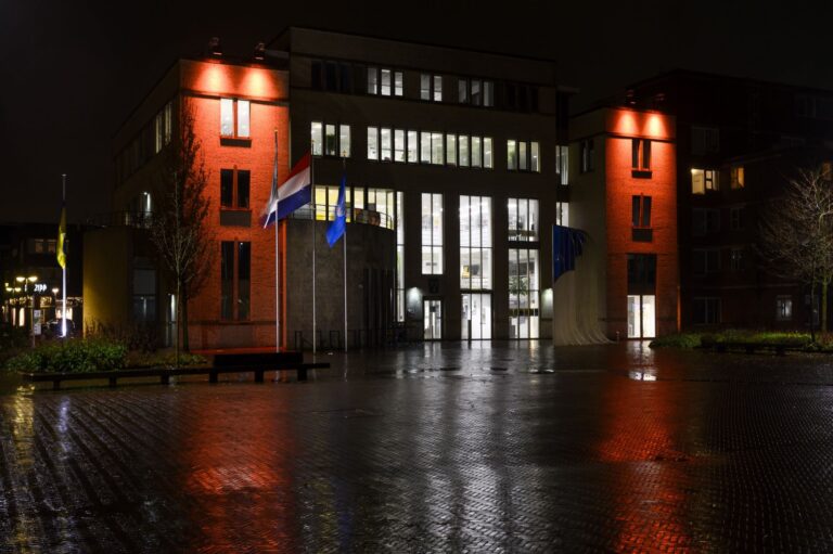 D66 wil weten waarom het gemeentehuis niet oranje verlicht is
