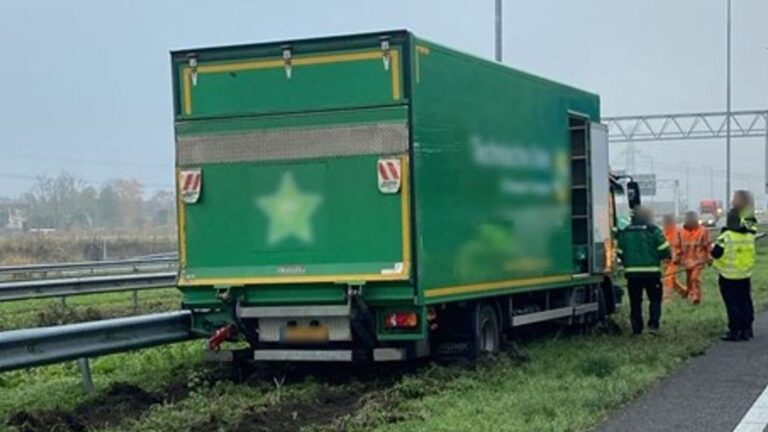 Busje rijdt zich vast in de berm op A16