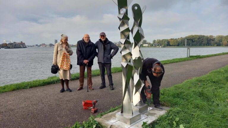 Twee nieuwe beelden langs Merwehoofd